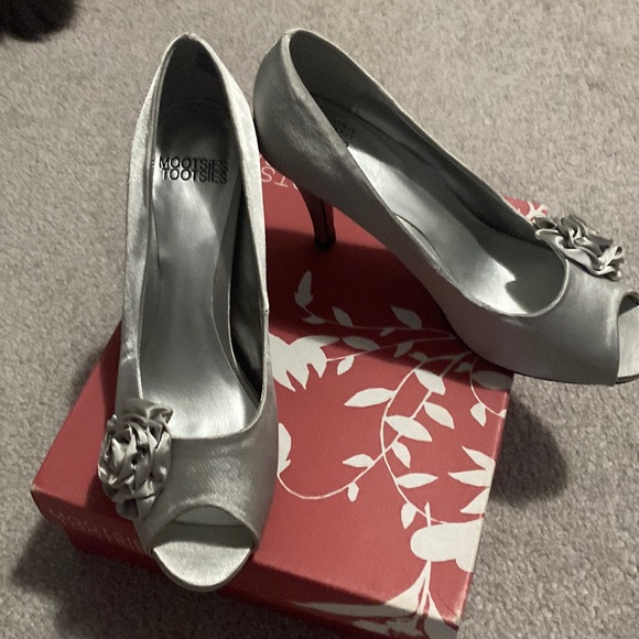 Brand new satin silver open toe shoe. Size 7.5 M - Picture 1 of 6